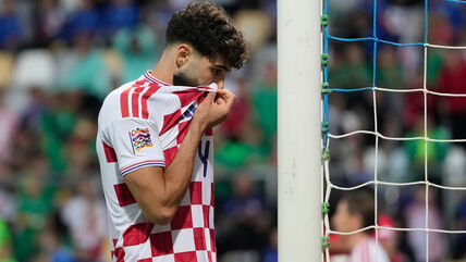 Joško Gvardiol se briše dresom na utakmici Hrvatska Engleska
