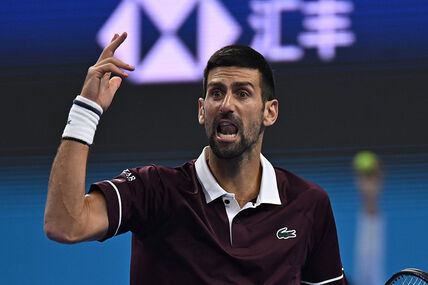 Novak Đoković diže ruku u Pekingu.