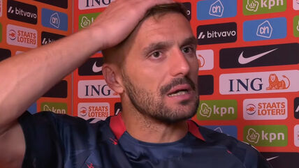 Dušan Tadić se hvata za glavu dok daje izjavu.