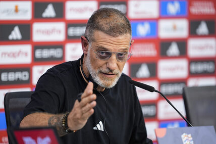 Slaven Bilić na konferenciji za medije u crnoj majici.