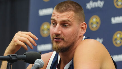 Nikola Jokić daje izjavu na konferenciji za novinare u Denveru.jpg