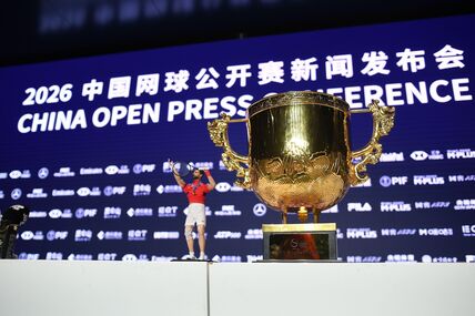 Novak Đoković poklon na konferenciji u Pekingu (1).jpg