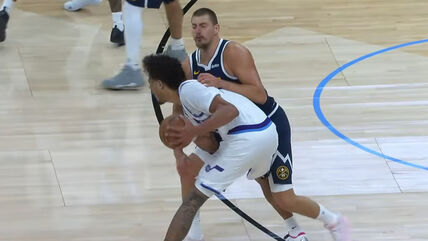 Nikola Jokić udara Hejsa na meču Denver - Juta.