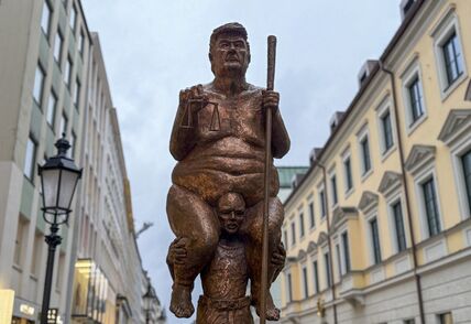 Statua Donalda Trampa "Narandžasta kuga"