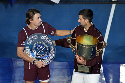 Novak Đoković i Aleks de Minor sa trofejima u Pekingu.
