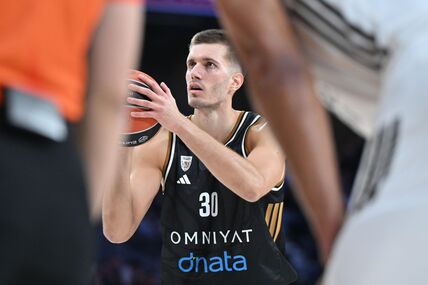 FIlip Petrušev u crnom dresu na meču Dubaija.