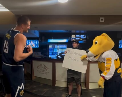 Nikola Jokić sa maskotom Rokijem