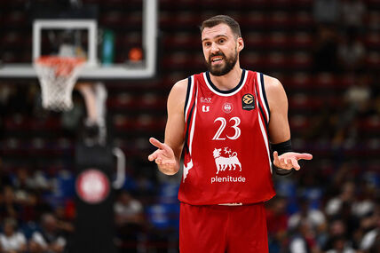 Marko Gudurić u crvenom dresu Olimpije iz Milana.