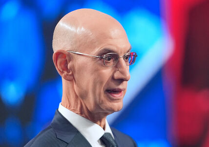Adam Silver sa plavo-crvenom pozadinom NBA.
