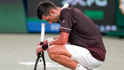 Novak Đoković zamišljen gleda u pod