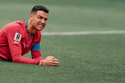 Kristijano Ronaldo leži na travi