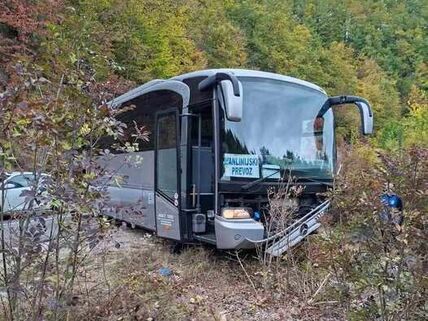 Autobus fudbalskog kluba Famos iz Hrasnice sleteo s puta.