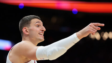 Nikola Jovic pokazuje prstom u dresu Majamija