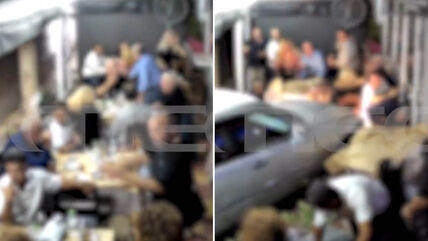 Auto uleteo u kafić u Solunu