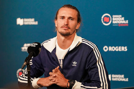Saša Zverev na konferenciji za medije u Adidas trenerci.