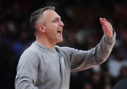 Darko Rajaković viče na utakmici Toronta u sivom džemperu.