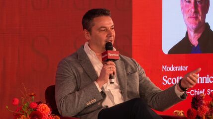 Džordž Ajvazoglu na panelu u Londonu