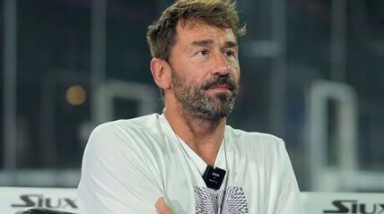 Marko Jarić u beloj majici daje intervju dok se blago osmehuje.