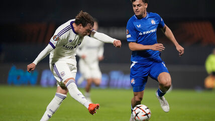 Mihajlo Cvetković pogađa prečku za Anderleht protiv Dinamo Zagreba na Maksimiru