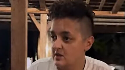 Marija Šerifović na Baliju jede paštetu (4).jpg