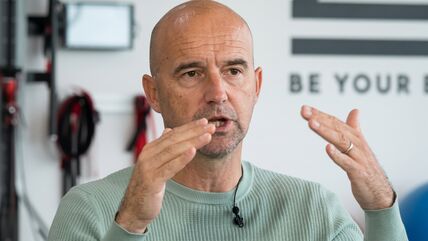 Ivan Ljubičić daje intervju i mlati rukama.