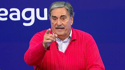 Vlade Đurović u crvenom džemperu pokazuje prstom u kameru.