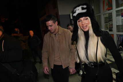 Jelena Karleuša sa dečkom na glasanju (1).jpg