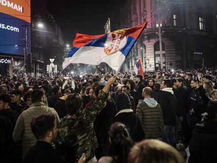 slavlje ljudi grle pripadnike policije (1).jpg