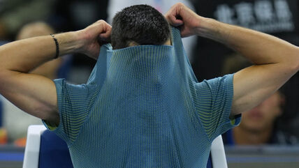 Novak Đoković se presvlači na teniskom meču