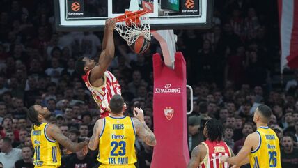 Kristijan Koloko zakucava na Zvezda Makabi