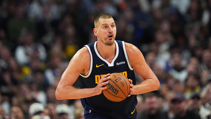 Nikola Jokić u plavom dresu Denver Nagetsa.