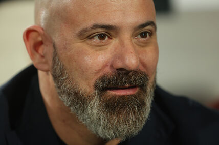 Dejan Stanković s suzama u očima gleda.