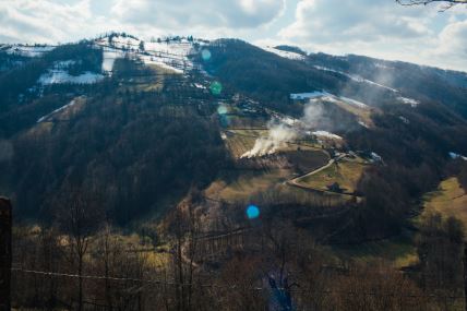 Selo Zarožje u brdima 50 kilometara od Valjeva u kom kruži legenda da se pre 250 godina Sava Savanović povampirio i ubijao meštane.