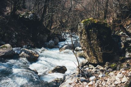 Uz vodu je velika buka i teško se razgovara, kamoli čuje neko kada dolazi.