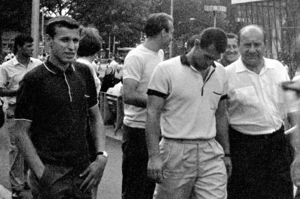 Dragan Džajić (levo) sa fudbalerima Crvene zvezde u Njujorku, 22. jula 1964. godine.