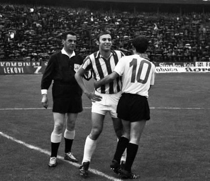 Partizan - Crvena zvezda 2:2, kapiteni Dragan Džajić i Vladica Kovačević, (15. jun 1969).