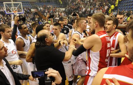 Partizan - Zvezda, derbi: Uvrede, tuča, upaljači FOTO i VIDEO