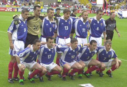 Tim reprezentacije SR Jugoslavije na Evropskom prvenstvu 2000. godine. Stoje: Milošević, Kralj, Đukić, Komljenović, Mihajlović, Jokanović; čuče: Mijatović, Drulović, Stojković, Đorović i Jugović.