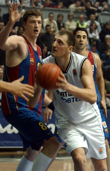 Đuro Ostojić u duelu sa Patrikom Femerlingom na meču Partizan - Barselona 2003. godine. U pozadini je Navaro.