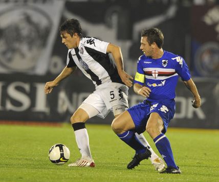 Kasano u duelu sa Ljubomirom Fejsom (Partizan - Sampdorija, 2008. godine)