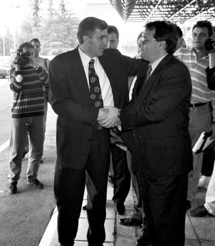 Obradović i Čović 1996. godine uoči odlaska reprezentacije Jugoslavije na OI u Atlantu. Čović je tada bio predsednik Košarkapkog saveza Jugoslavije.