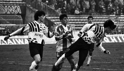 Detalj sa utakmice Partizan - Budućnost odigrane 1990. godine. Gordan Petrić motri na napadača Budućnosti Antu Drobnjaka. Bratislav Mijalković interveniše glavom.