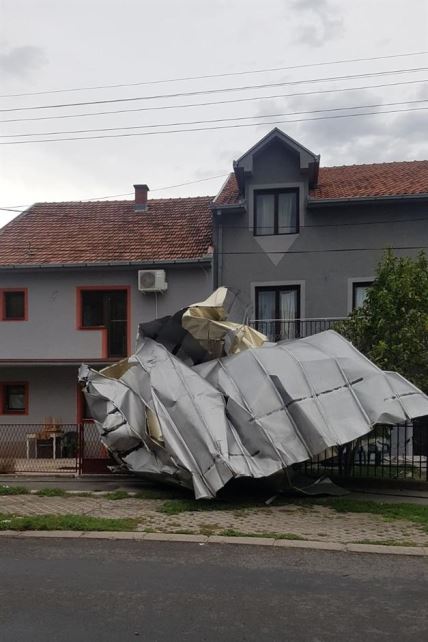 Nevreme u Beogradu - padale grane i kapije, pucali prozori, ima povređenih