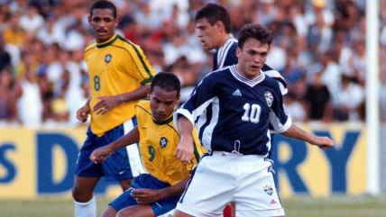 Dejan "Rambo" Petković prolazi pored Milera, fudbalera Brazila. Sao Luis, 1998. godine.