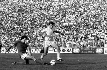 Fudbaler olimpijske reprezentacije Jugoslavije Branko Bošnjak u duelu sa Frankom Barezijem (Padova, 8. jun 1983. godine)