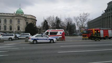 Muškarac preti bombom ispred Skupštine Srbije