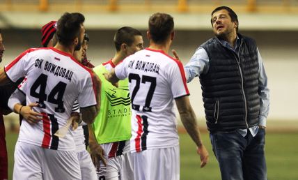 Trener Radničkog, Nenad Lalatović, u raspravi sa fudbalerima Voždovca.