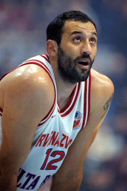 Vlade Divac iz perioda "lokauta" u NBA ligi kada je nakratko nastupao za Crvenu zvezdu (1999. godina)