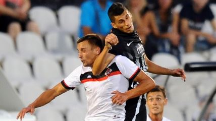 Bojan Matić i Lazar Ćirković u duelu na meču Partizan - Mačva