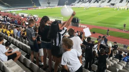 Partizan Molde deca, klinci na tribinama